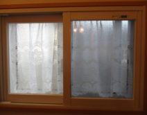 遮熱・断熱・冷暖房効果・ＵＶカット・プライバシー保護・可視カット・防犯：内部ガラスのフイルム張りを行いました。邸のBefore（施工前）の様子